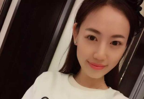 马蓉|马蓉越活越年轻,戴钻石项链嫩如18岁少女,日常开百万豪车兜风