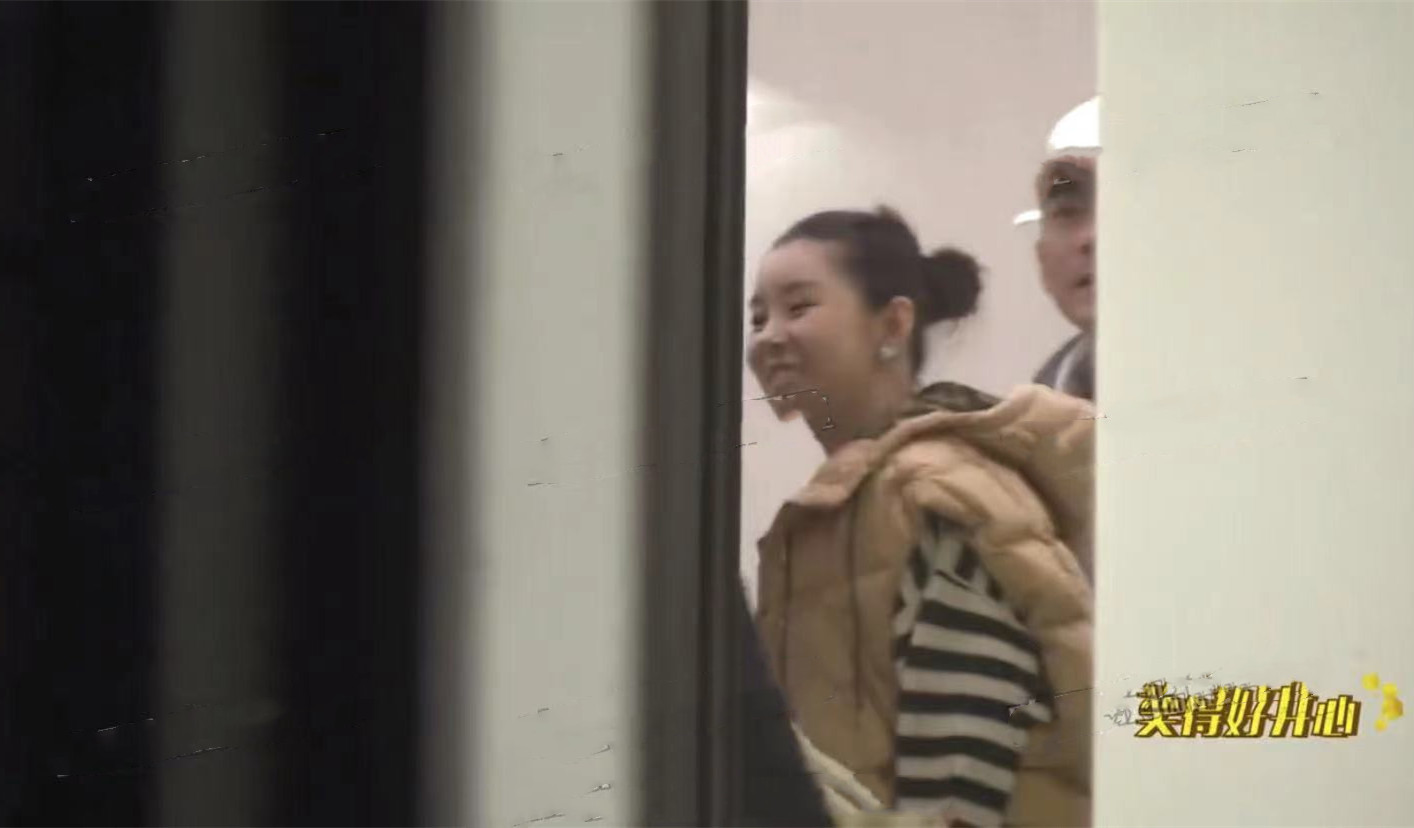 李小萌|36岁李小萌要生啦！挺二胎大肚会友孕味十足，老公带娃后入院陪产