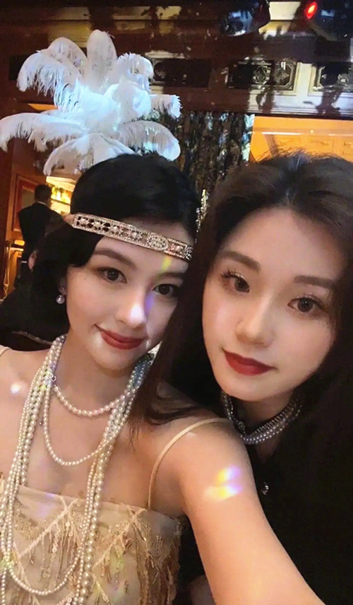 全球时尚号|邱淑贞为20岁女儿庆生，搭配礼服好迷人，母女两的珍珠项链抢镜