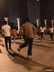 每天都是潮人|今天早上睡醒,手就肿成这个样子,这是被啥东西咬了吗?不会截肢吧?