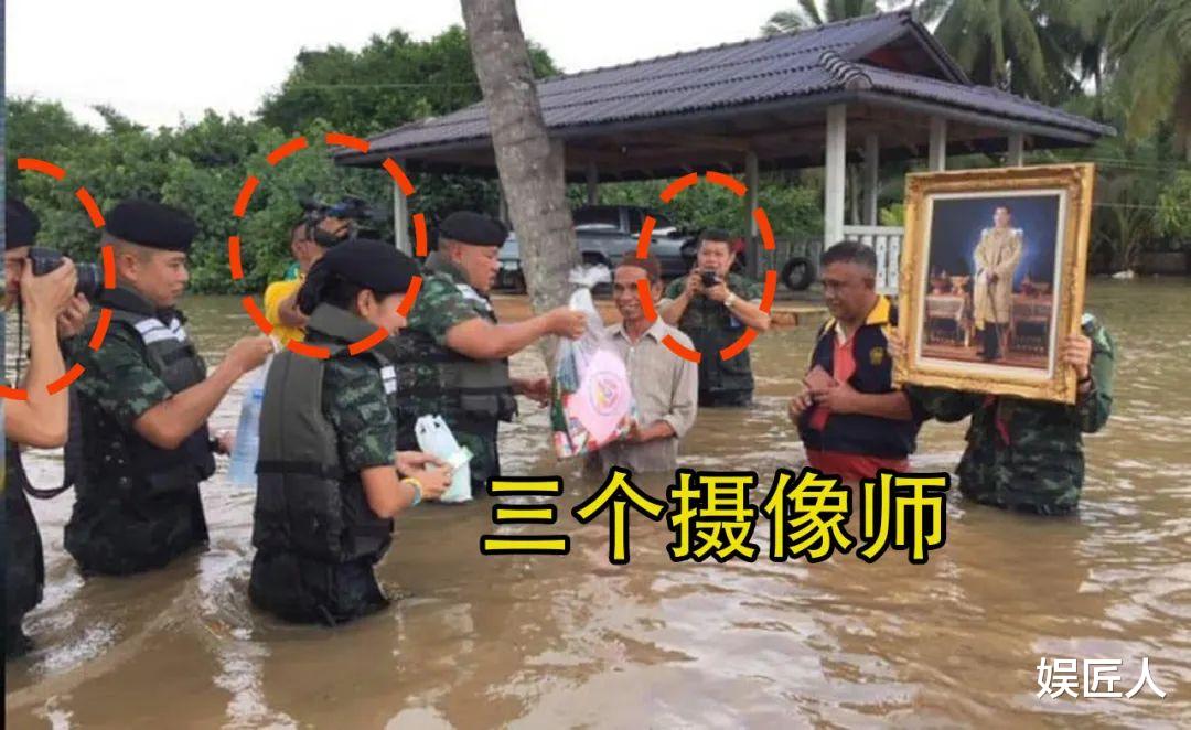 泰王救災太“作秀”，讓百姓站洪水中拍照，高舉瑪哈的照片真諷刺-圖2