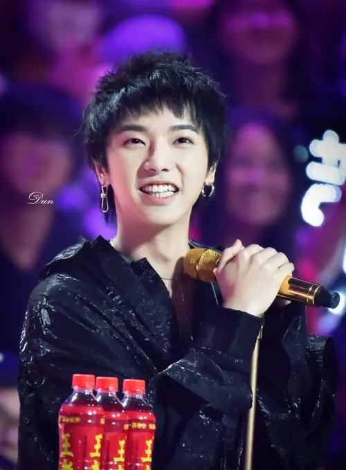 华晨宇|华晨宇改变娱乐圈？曾舜晞自我介绍，强调自己“未婚且没有孩子”