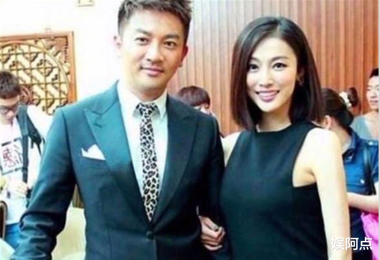 吴奇隆|47岁苏有朋被曝与经纪人隐婚10年，两人亲密逛街的照片被扒出！