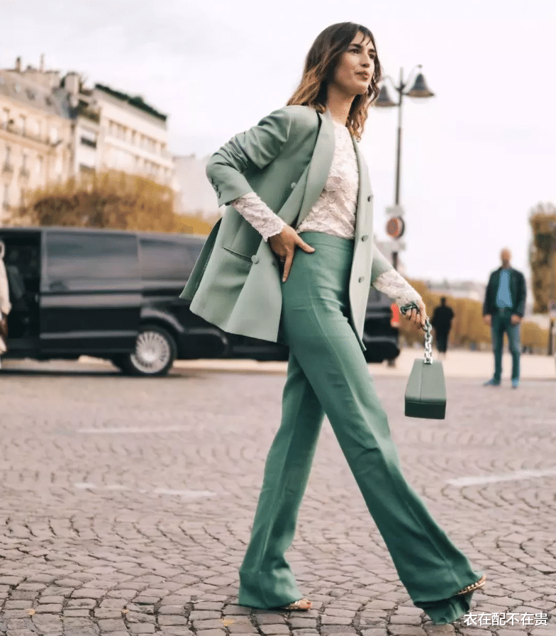 衣在配不在贵|白百何的时尚难以理解，西装“反着穿”看似独特，但前后看都显胖