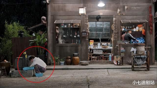 张艺兴|裤脚全是泥，一直默默做事，因没做饭而自责，被这样的张艺兴圈粉