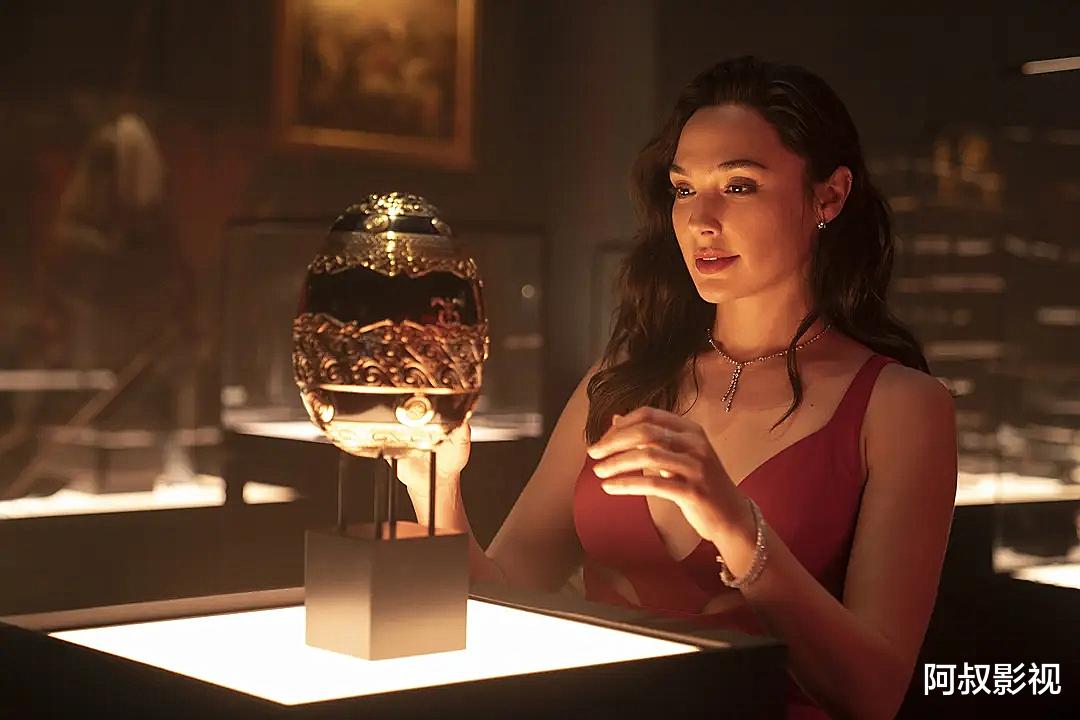 红色通缉令|Netflix动作大片《红色通缉令》极具娱乐性：节奏明快，结局还不断反转