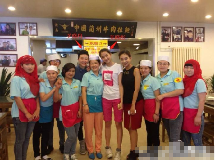 关晓彤|有种“不公平”叫关晓丹，妹妹颜值高成当红明星，自己却在卖拉面