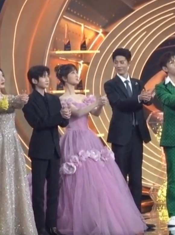 杨紫|杨幂杨紫一旁说悄悄话，十级唇语翻译出来后，难怪肖战听到一脸茫然！