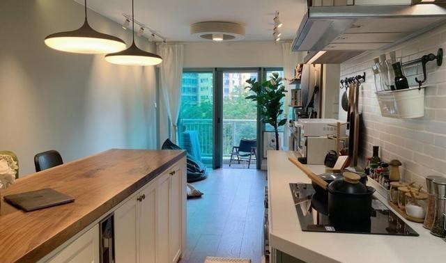 为什么明星家的厨房喜欢将灶台单独隔开?当吧台当西厨,方便高效