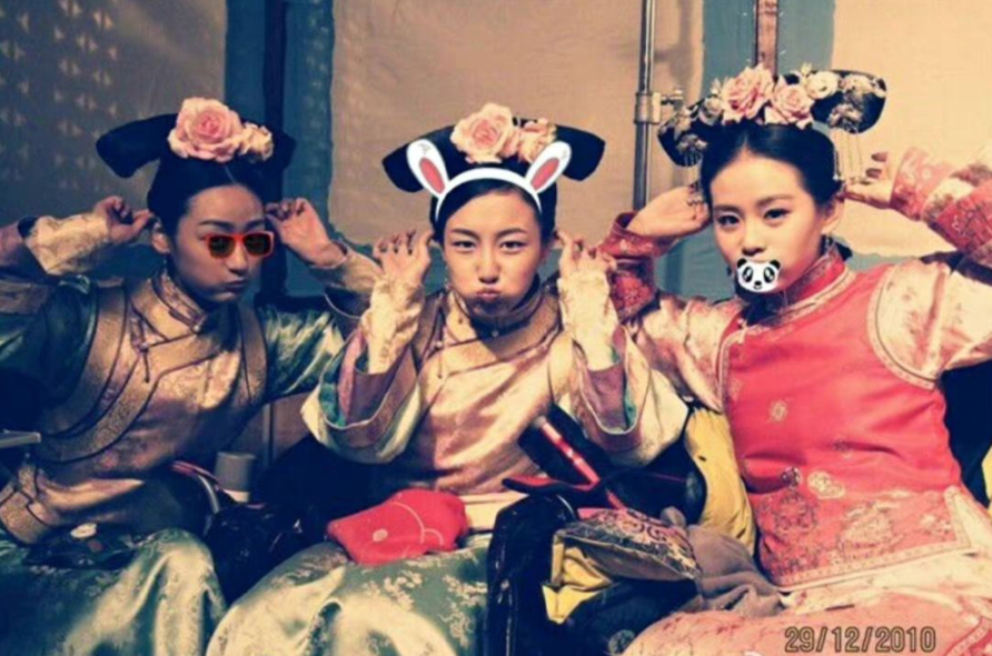 |《步步惊心》幕后旧照，刘诗诗放肆大笑超可爱，林更新抽烟环境颇搞笑