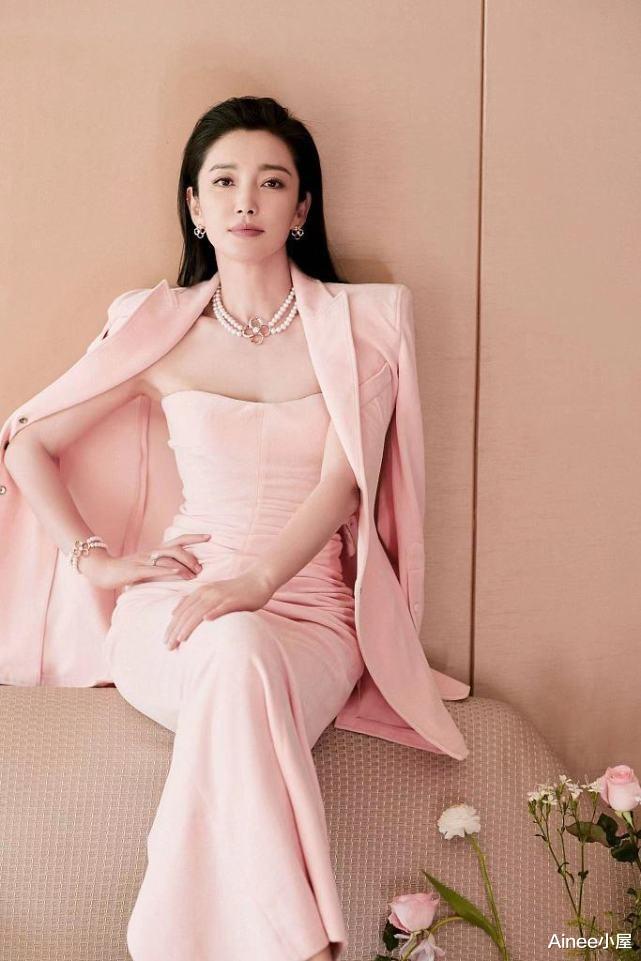 粉色|李冰冰都快半百了，可穿粉色还挺有气质的，鱼尾裙秀出窈窕身材