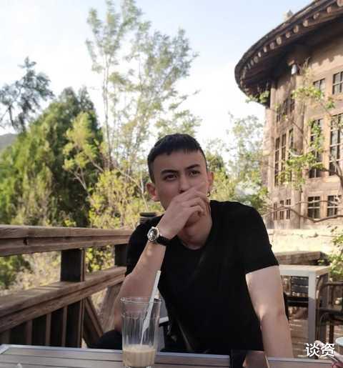 李玲玉|58岁“玉兔精”李玲玉晒与儿子出游照，美腿抢镜，混血儿子堪比明星