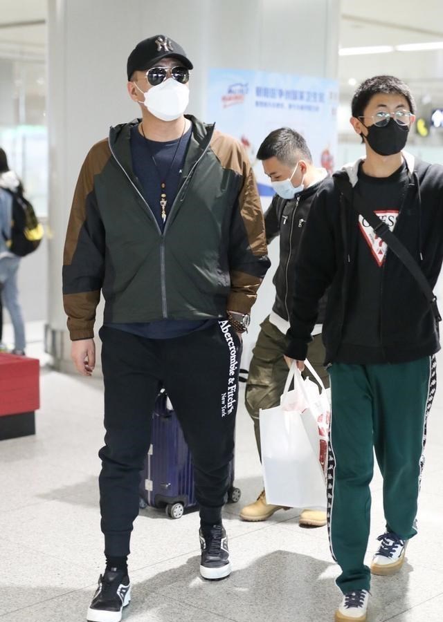 胡军|胡军携妻子女儿出镜，三人同穿机车风夹克服，又酷又养眼
