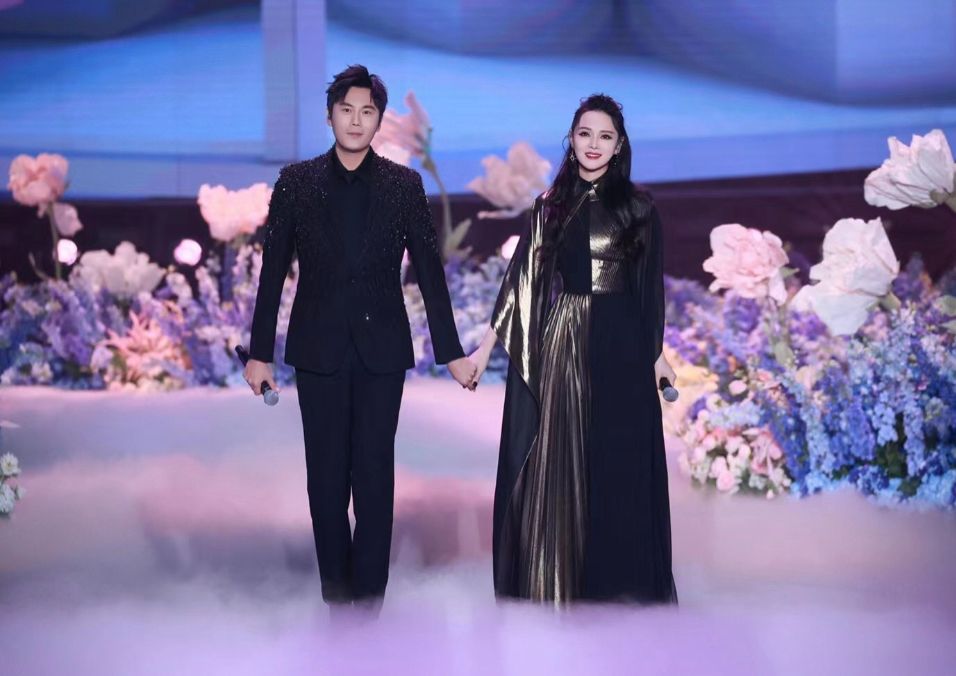 伊能静|秦昊伊能静舞台合体，同穿一身黑越看越登对，两人哪像差10岁