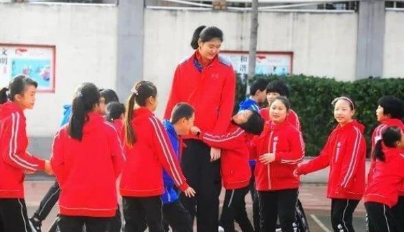 姚明|“女版姚明”出现，13岁身高2米27超过姚明，妈妈是前国手