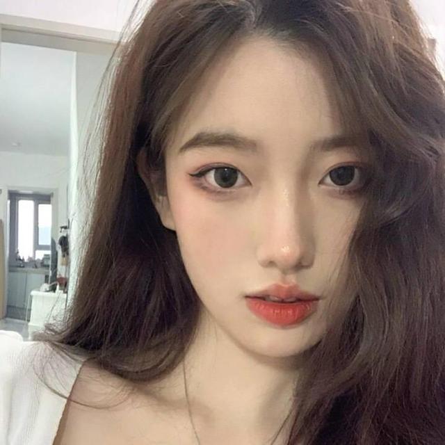 补水 李佳琦力荐的“憋屈”精华液，补水提亮显年轻，却因“价低”被冷落！