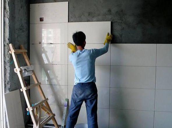 一旦发现工人这样贴瓷砖,万万要喊停重装,好多人不懂被坑了