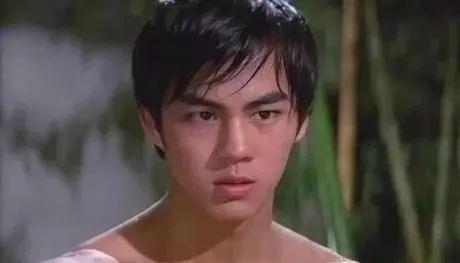 街拍|亚洲十大男神近况，郭富城一家四口甜蜜过节、周润发餐馆独自吃饭