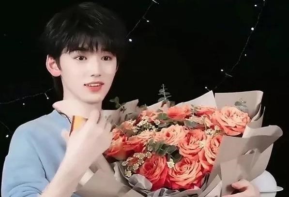 宋亚轩|宋亚轩从跑车上下来,穿白衣场景梦幻,好似看到他未来结婚的样子