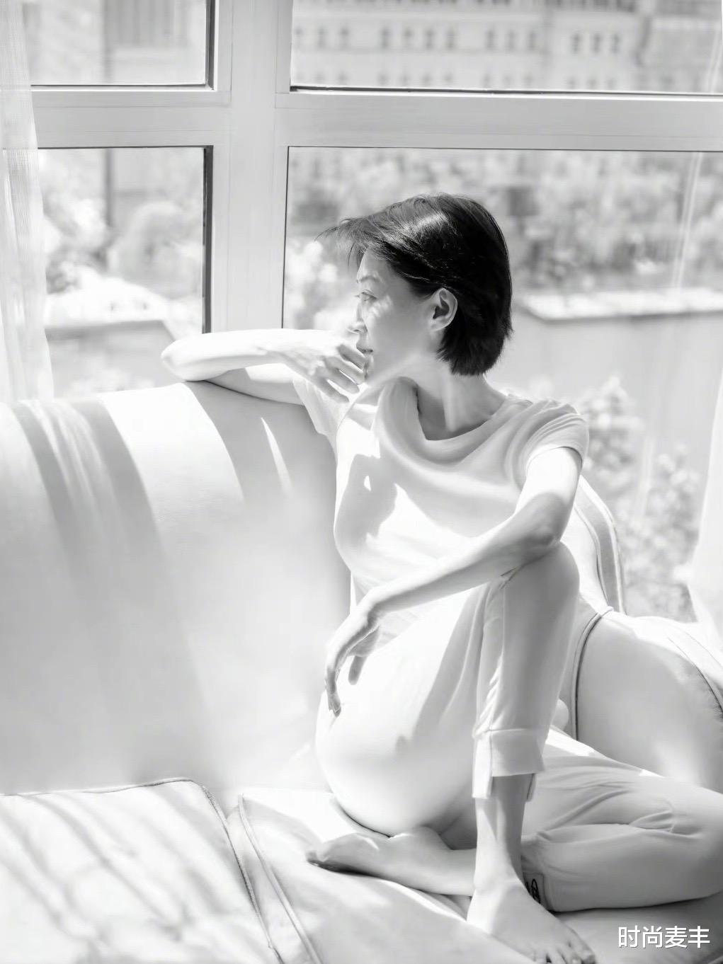 短发|52岁许晴慵懒风写真，简单t恤配短发干净利落，活成自己想要的模样