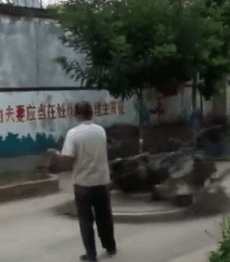 “妹子午睡也要注意形象啊，裙子里那双眼睛都漏出来了，太尴尬了吧！”