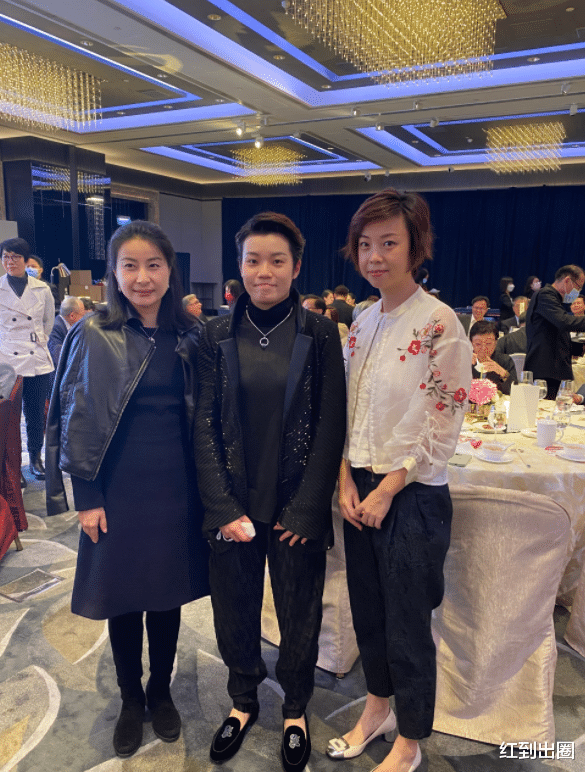 郭晶晶|霍启刚夫妇出席酒会！40岁郭晶晶穿礼裙现身，身材发福一脸阔太相