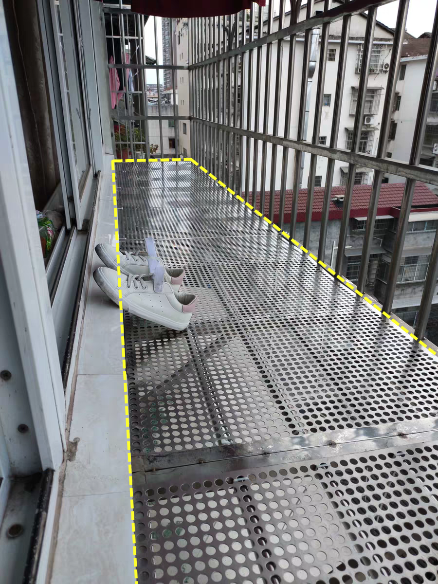 防盗窗|楼上装防盗窗凸出墙面40公分，在上面养花晒衣服，当自家阳台用！