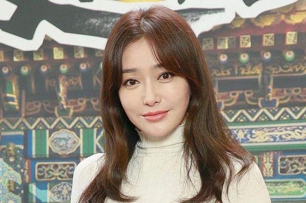 秦岚|秦岚的脸有点失真了？为什么上了年纪的女演员都喜欢强求少女感？