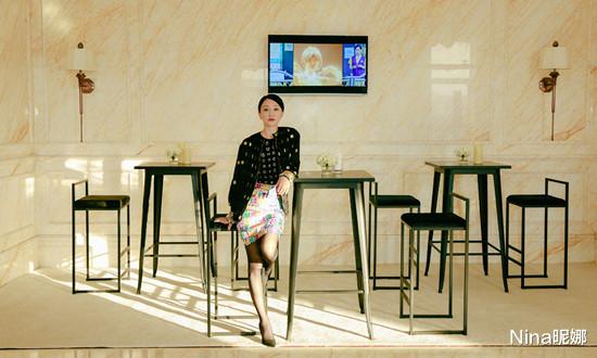 Nina昵娜|47岁周迅赶飞机有多佛系！穿染色T恤像小老太，10块拖鞋太不得体