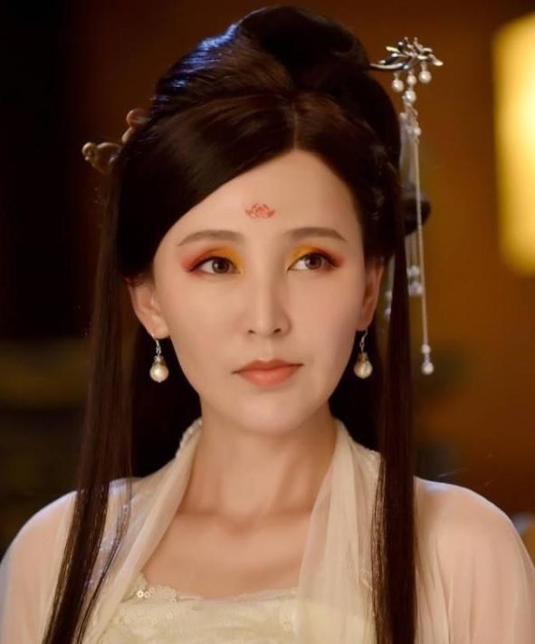 岳丽娜|19岁与导演私奔，裸婚在地下室连生3胎，今丈夫用7部剧将她捧红