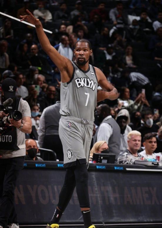 陪你慢慢变老 72+27+15！篮网新三巨头爆发，哈登19罚复苏，阿德成20000分先生