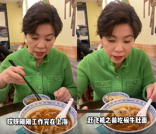 |49岁邓亚萍现身小餐馆！妆容精致涂大红唇，嗦面条动作接地气