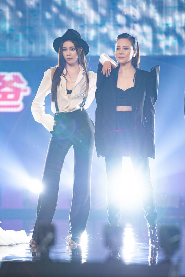 旗袍公馆|宋妍霏胆真肥，衬衫只系一颗扣露内衣，在妈妈面前还这么敢穿