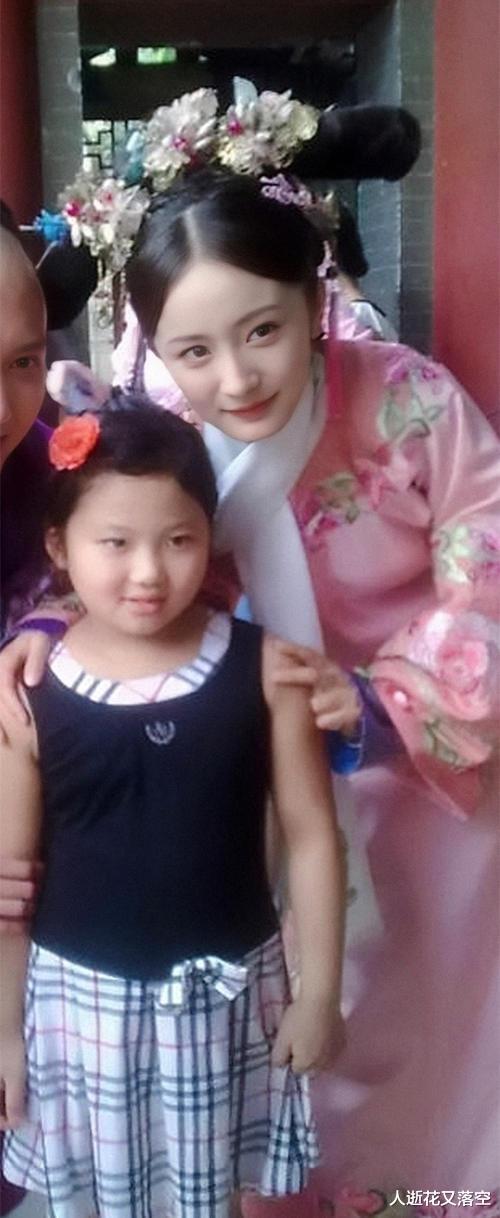 杨幂|杨幂早期拍戏现场花絮曝光，与佟丽娅袁姗姗同框模样水灵超抢眼