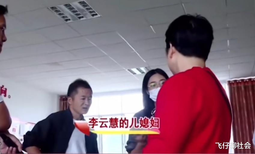 天降横财280万,姐弟俩反目成仇,85岁母亲宁住养老院