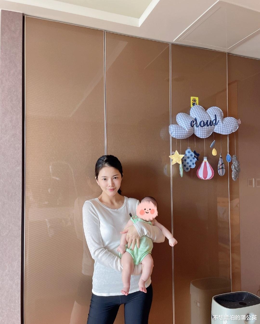 王灿|杜淳老婆带2个月女儿打疫苗，被问是不是素颜出镜，王灿：我带孩子从不化妆