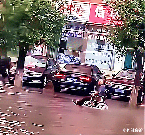 故意杀人罪 辽宁遭遇暴雨积水严重,大爷坐轮椅淡定前行,最后被众人抬上来