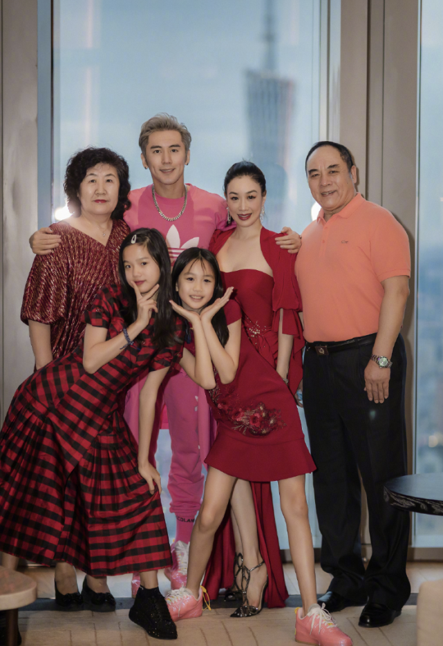 钟丽缇|50岁钟丽缇晒全家福水蛇腰抢镜，曾做试管婴儿，婚后5年却仍未能怀孕