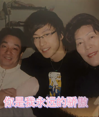 乔任梁|泪目！乔任梁五周年忌日，乔妈黑衣现身墓地，乔爸满头白发摆鲜花