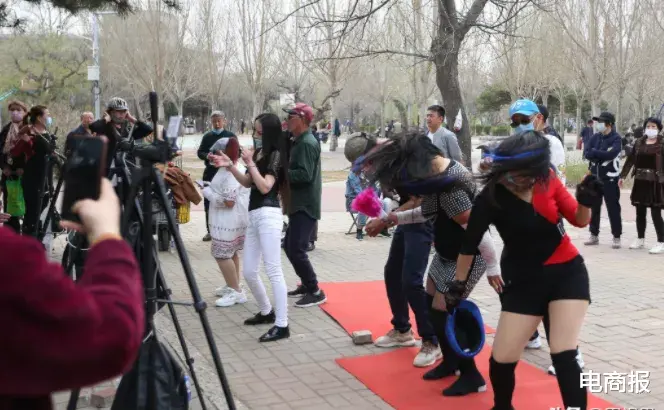 徒步 22岁女孩命丧青藏线，徒步直播骗局的又一牺牲品！