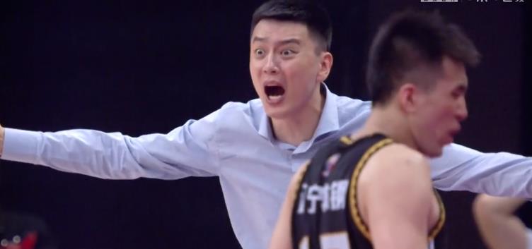 杨鸣|各种补强后发现教练才是短板？辽粤大战连登5条热搜，杨鸣遭质疑