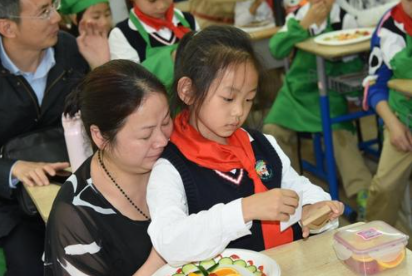 吴昕|38岁苍井空网上晒娃，穿奶牛服迎新年，评论区却难以入目