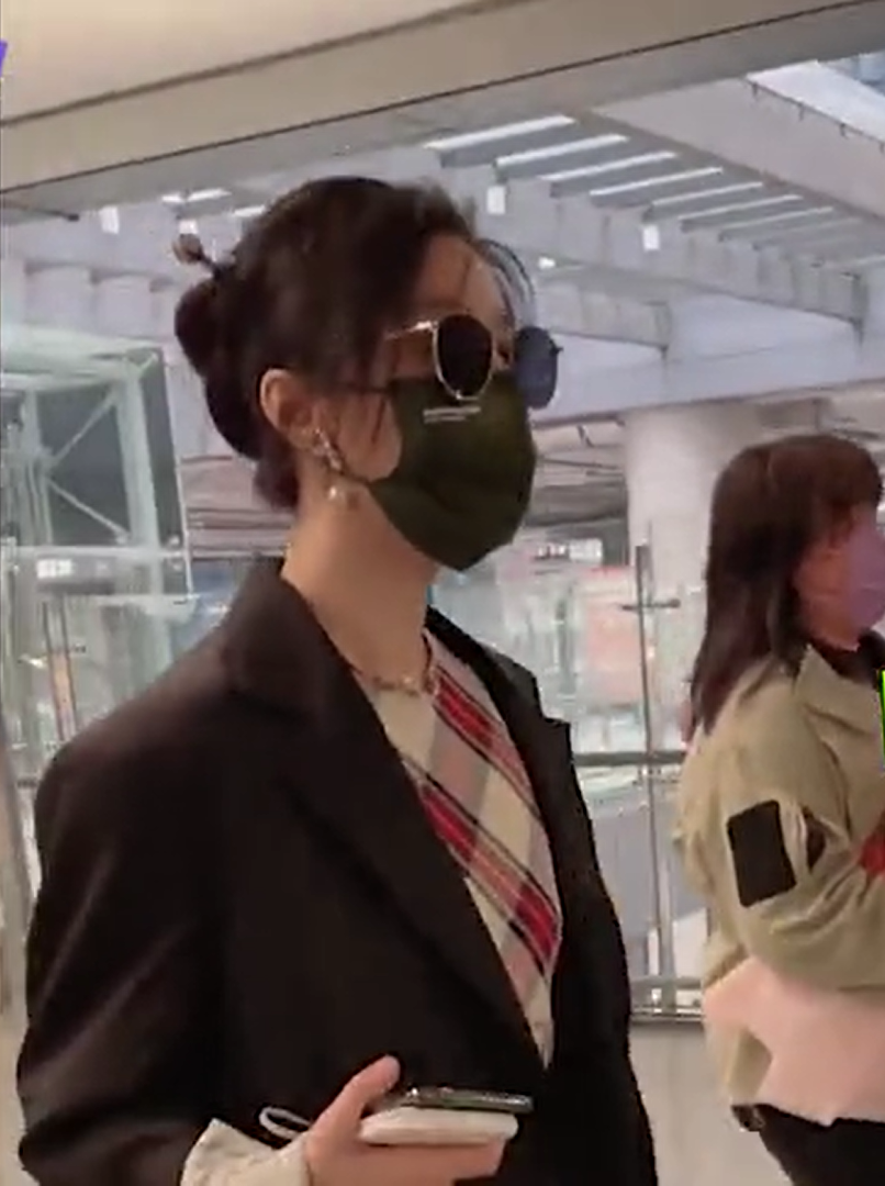 范冰冰|范冰冰现身机场无人跟拍，与其他明星对比太强烈，网友：看着尴尬