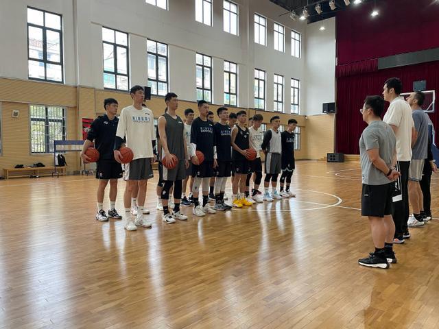 刘华体会讲体育课|0胜9负,联盟倒数第一,八一名帅遭质疑,新赛季恐一胜难求