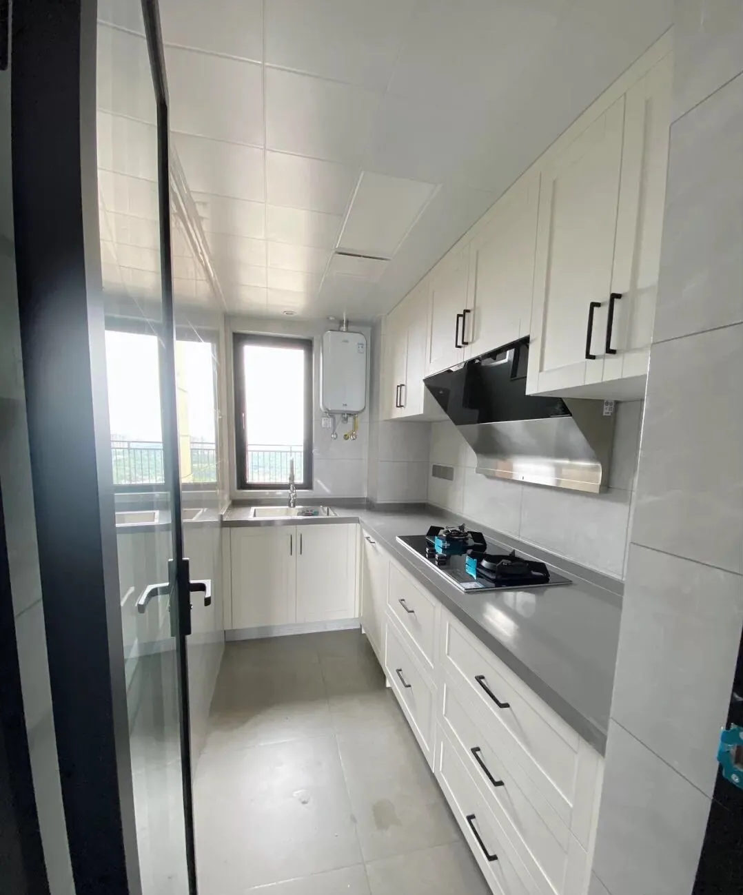 硬装结束,慢慢有了家的样子,全屋定制柜子花了4万,做工很不错!