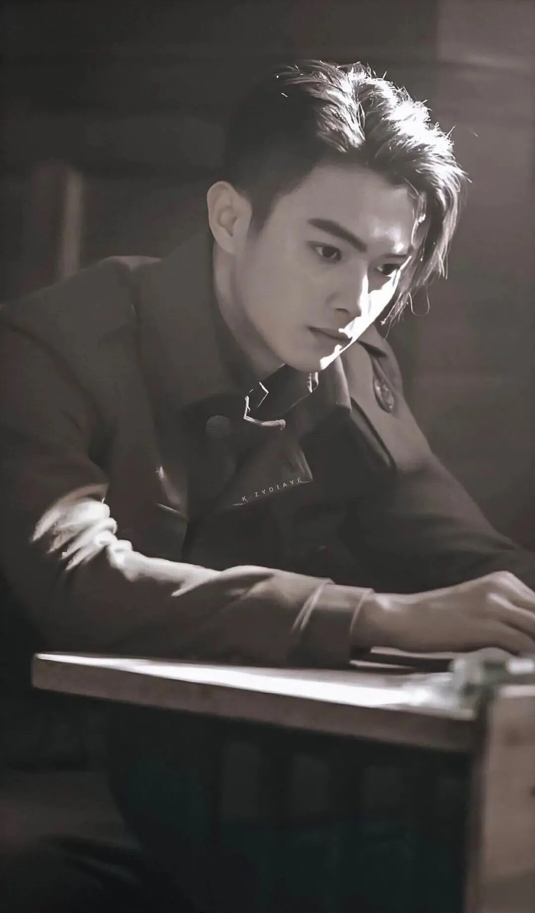 制服|白敬亭「59cm公狗腰」，陈伟霆的「鲨鱼线」，才是内娱帅哥的正确打开方式