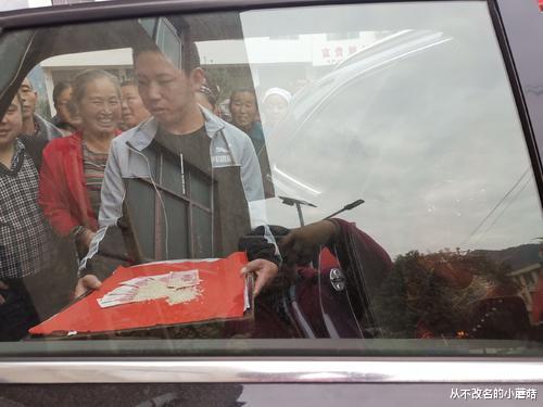 从不改名的小蘑菇|下车要收3万8礼钱，新郎拿出2万以后，新娘仍不答应