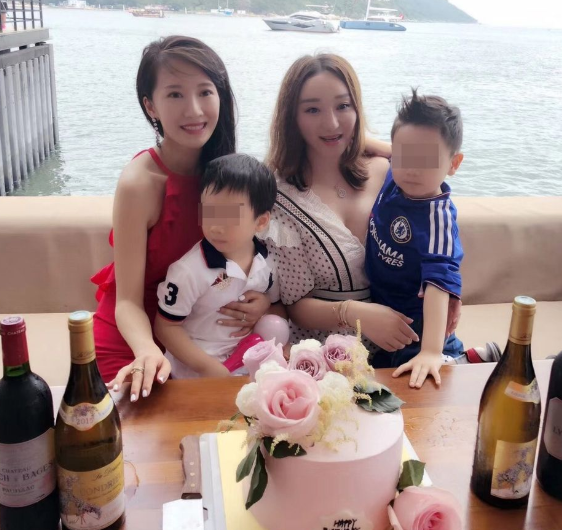 |李念晒出自己住的房子，客厅地面用儿童垫当地毯，一看就是好妈妈