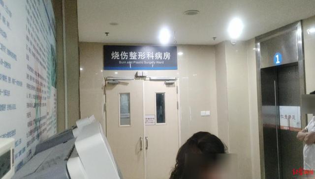 爱看头条 成都一电瓶车电梯内爆燃,致6人受伤