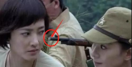 舜网 尬性十足的穿帮镜头,缝隙那么大不越狱,成龙大哥你可急死我们了